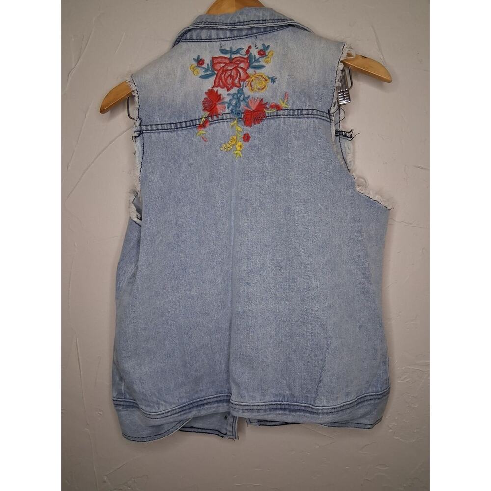Andrée Embroidered Floral Denim Vest Women's Medium Light Wash Frayed Sleeveless - Picture 8 of 8